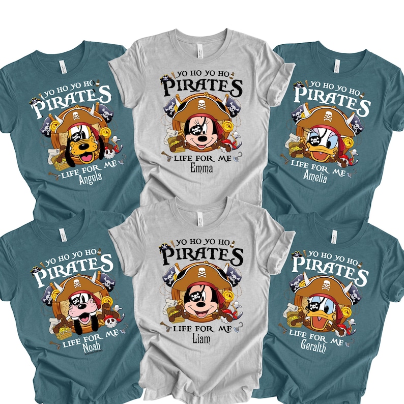 Peut inclure: Un ensemble de six t-shirts &agrave; manches courtes en gris chin&eacute; et bleu sarcelle. Chaque t-shirt pr&eacute;sente un personnage de dessin anim&eacute; portant un chapeau de pirate et un cache-&oelig;il, avec le texte YO HO YO HO PIRATES LIFE FOR ME et un nom.