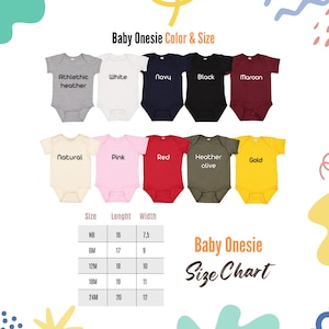 Op de afbeelding: Een selectie babyrompers in diverse kleuren, waaronder grijs, wit, marineblauw, zwart en bordeauxrood. Andere kleuren zijn naturel, roze, rood, olijf en goud. Een maattabel met afmetingen in cm is ook inbegrepen.