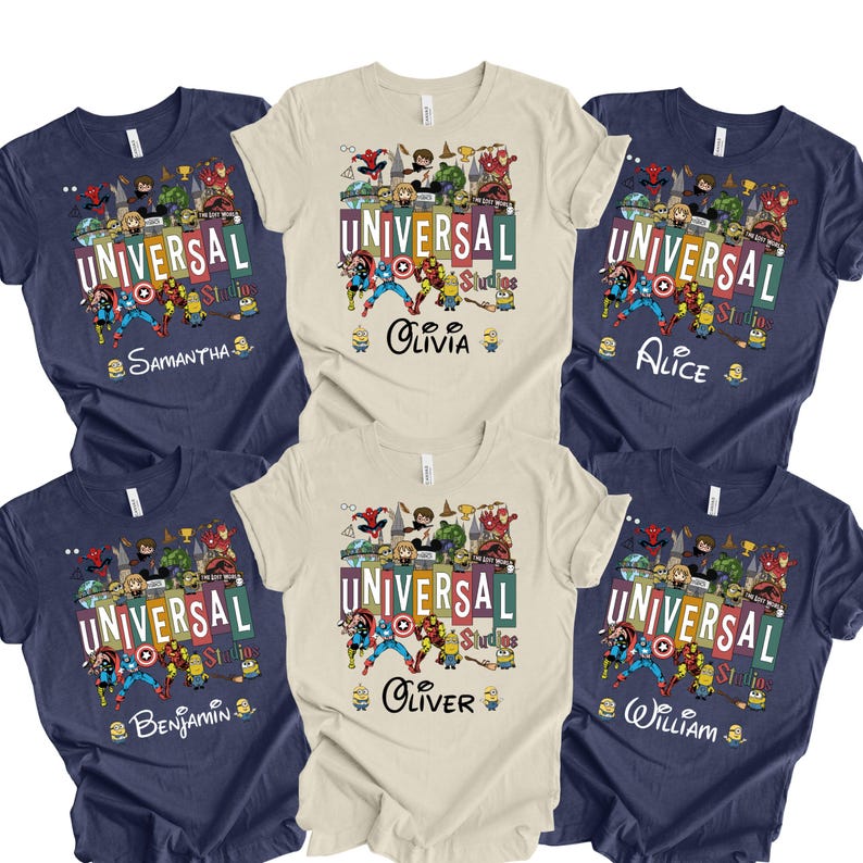 Op de afbeelding: Zes T-shirts met een Universal Studios-ontwerp. De shirts zijn marineblauw en cr&egrave;mekleurig. Elk shirt heeft een andere naam onder de afbeelding gedrukt, waaronder Samantha, Olivia, Alice, Benjamin, Oliver en William.