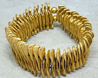 Sculpturale messing armband – uniek organisch golfontwerp, ambachtelijke handgemaakte sieraden