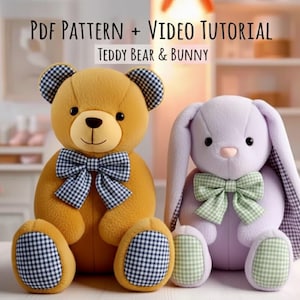 Könnte beinhalten: Ein goldener Teddybär und ein lavendelfarbenes Häschen werden nebeneinander gezeigt. Der Teddybär hat eine schwarz-weiß karierte Fliege und Akzente. Das Häschen hat eine grün-weiß karierte Fliege. Der Text oben lautet "PDF PATTERN + VIDEO TUTORIAL TEDDY BEAR & BUNNY."