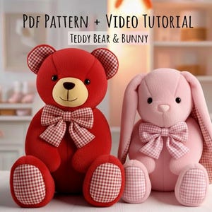 Op de afbeelding: Een rode teddybeer en een roze konijn knuffel met bijpassende gingham strikken en accenten. De afbeelding bevat de tekst "PDF PATTERN + VIDEO TUTORIAL" en "TEDDY BEAR & BUNNY". Het speelgoed staat op een wit oppervlak.