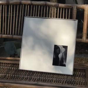 Asymmetrischer Bilderrahmen, großer, gebürsteter Metall-Fotorahmen mit asymmetrischem Passepartout für moderne Bilderwände und exklusive Wohnaccessoires