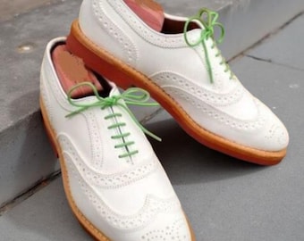 Zapatos Oxford brogue de cuero blanco con punta de ala hechos a mano para hombre