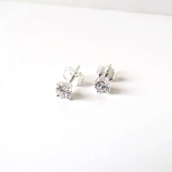 Pequeños pendientes de poste de zirconia cúbica, postes de plata de ley, pendientes de 4 mm CZ Stud, pendientes de cristal, pendientes CZ, pendientes CZ pequeños, pendientes CZ pequeños