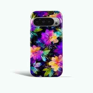 Op de afbeelding: Een telefoonhoesje met een levendig bloemmotief. De hoes heeft een donkere achtergrond met kleurrijke bloemen in tinten paars, roze, geel en groen. Het ontwerp doet denken aan een aquarel.