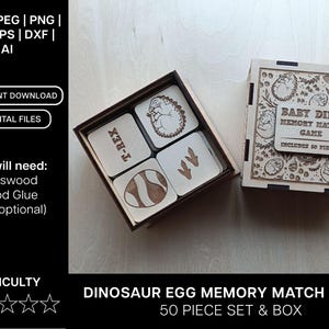 Puede incluir: Un juego de memoria de madera que incluye una caja cuadrada con una tapa etiquetada BABY DINO MEMORY MATCH GAME INCLUDES 50 PIECES. La caja abierta contiene fichas cuadradas con diseños grabados de dinosaurios.