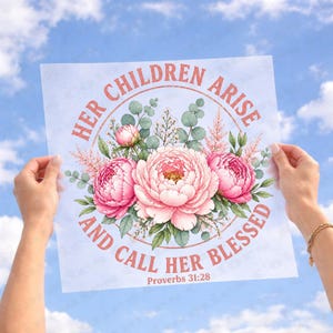 Puede incluir: Impresión azul claro con diseño floral. Presenta peonías rosas y vegetación, con el texto "HER CHILDREN ARISE AND CALL HER BLESSED" en círculo, y "Proverbios 31:28" debajo.