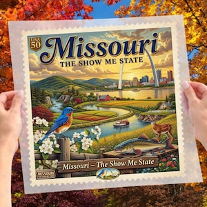 Può includere: Un'illustrazione colorata del Missouri, con un uccello azzurro, un cervo e un pesce, con il Gateway Arch e un paesaggio fluviale. Il testo recita "Missouri The Show Me State". L'immagine è tenuta contro uno sfondo di fogliame autunnale.