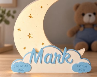 Peut inclure: Une veilleuse en forme de croissant de lune avec des étoiles découpées, surmontée d'une base en nuage affichant le prénom Mark en bleu, la date 25/03/2023, l'heure 23:32, et les détails de naissance 6 lb 12 oz et 19,7 in.