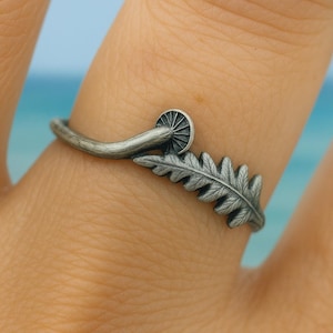Antique Brass Fern Leaf Ring – Adjustable Nature Inspired Botanical Jewelry, Vintage Style Boho Ring for Women and Men