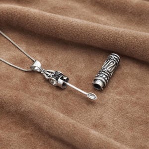 Collar con cuchara secreta, colgante de cuchara oculta, collar con medallón de plata, joyería funcional, regalo único, collar minimalista, colgante novedoso