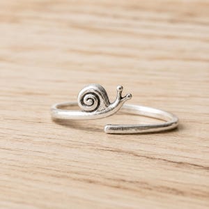 Anillo de caracol ajustable, anillo de animal adorable, joyería minimalista inspirada en la naturaleza, anillo de concha en espiral, regalo cottagecore para ella, anillo de caracol de plata