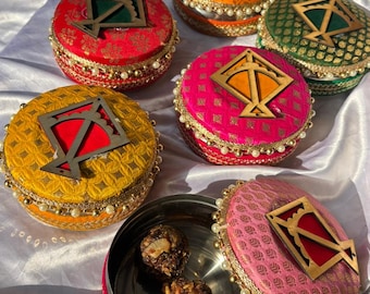 Scatola Ladoo da 250 grammi/Bomboniere Lohri/Scatola in acciaio Mithai/Scatole regalo Desi/Scatole di bomboniere indiane/Scatola Laddoo/Scatola di dolci/Bomboniera Puja/Makar Sankranti