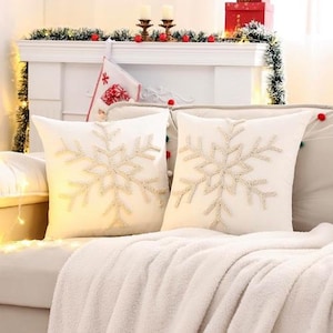 Julkuddfodral med vita broderade snöflingor och gröna trädkuddar, vinterpläd med renar, mysig juldekoration