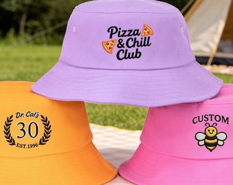 Bestickter Eimer Hut, Text Logo Hut, personalisierter großer Eimer Hut, personalisierter Frauen Hut Bachelorette Geschenk für Papa Mama