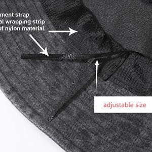 K&ouml;nnte beinhalten: Das Innere eines dunkelgrauen Fischerhuts mit einem schwarzen Nylon-Verstellriemen und einem inneren Wickelstreifen. Der Text auf dem Bild lautet: The adjustment strap and internal wrapping strip are made of nylon material. und adjustable size.
