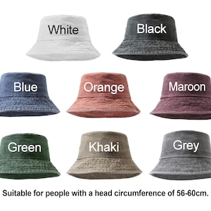 K&ouml;nnte beinhalten: Eine Kollektion von acht Fischerh&uuml;ten in Wei&szlig;, Schwarz, Blau, Orange, Kastanienbraun, Gr&uuml;n, Khaki und Grau. Jeder Hut hat eine breite Krempe und eine flache Krone. Textbeschriftungen benennen die Farben. Passend f&uuml;r einen Kopfumfang von 56-60 cm.