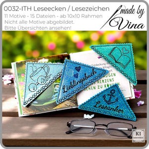 Könnte beinhalten: Gestickte dreieckige Buchecken in Blau- und Türkistönen, mit Motiven einer Kaffeetasse, eines offenen Buches, Herzen und eines Ankers. Die Ecken tragen die Aufschriften "Lieblingsbuch" und "Leseanker". Eine Brille ist ebenfalls zu sehen.