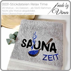 Könnte beinhalten: Ein graues Saunatuch mit dem Wort "SAUNA" in Schwarz, einer blauen und braunen Grafik und dem Wort "ZEIT" in Blau. Das Handtuch hat einen gestreiften Rand und ist mit einem Sauna-Motiv bestickt.