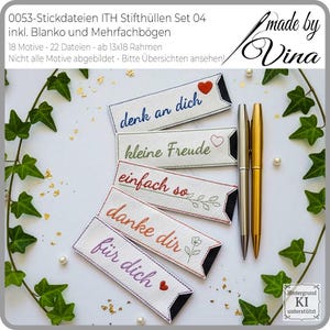 Könnte beinhalten: Ein Set bestickter Stifthalter mit deutschen Phrasen wie "denk an dich" und "kleine Freude". Die weißen Halter haben schwarze Akzente und farbige Stickereien. Zwei Stifte, silber und gold, sind abgebildet. Das Bild enthält Text.