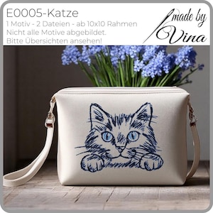 Peut inclure: Sac à main rectangulaire crème avec fermeture éclair et bandoulière amovible. Le sac présente un dessin bleu du visage d'un chat aux yeux bleus. Le texte en haut à gauche indique "E0005-Katze".