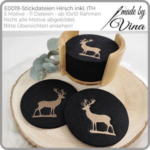Könnte beinhalten: Ein Set schwarzer Filzuntersetzer mit Hirschdesign, präsentiert in einem hellen Holzhalter. Die runden Untersetzer zeigen eine beige gestickte Hirschsilhouette. Der Halter ist aus hellem Holz gefertigt. Die Untersetzer liegen auf einer Holzoberfläche.