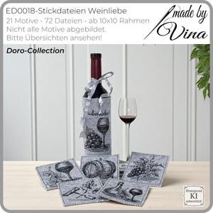 Könnte beinhalten: Eine Weinflasche mit einer grauen Hülle mit einem Weinglas- und Trauben-Design, ein Weinglas und mehrere graue Untersetzer mit Wein-Illustrationen. Der Text "auberalebe" ist auf der Hülle sichtbar.