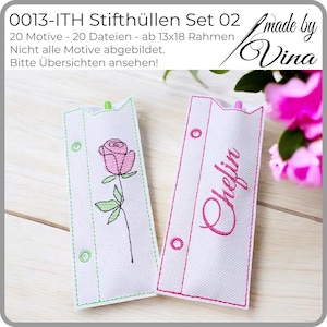 Könnte beinhalten: Zwei weiße Stifthalter aus Stoff. Einer zeigt eine rosa Rosenstickerei, der andere hat das Wort "Chefin" in Rosa gestickt. Die Stifthalter haben grüne und rosa Nähte und sind mit "0013-ITH Stifthüllen Set 02" beschriftet.
