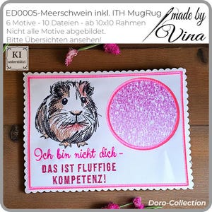 Puede incluir: Tela blanca bordada con un borde festoneado rosa. Presenta una ilustración de cobaya y un círculo de purpurina rosa. El texto dice "Ich bin nicht dick - DAS IST FLUFFIGE KOMPETENZ!" y "made by Vina".
