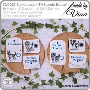 Könnte beinhalten: Weiße Stoffbeutel mit Hundeillustrationen und Text, darunter "Schäferhund," "Dackel POWER," "Shepherd POWER" und "Chihuahua POWER." Die Beutel werden auf Holzscheiben mit grünen Efeu-Akzenten präsentiert. Der Text "made by Vina" ist ebenfalls sichtbar.