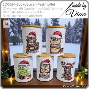 Puede incluir: Cinco tarros cilíndricos blancos con tapas de madera, cada uno con un animal gruñón con un gorro de Papá Noel. Los animales incluyen un gato, un oso, una rana, un erizo y un reno. Los tarros están colocados sobre una superficie de madera.