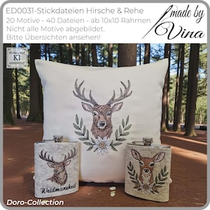 Puede incluir: Un cojín crema y dos petacas con bordados de ciervos. El cojín presenta una cabeza de ciervo detallada con cuernos, rodeada de hojas y una flor. Las petacas tienen diseños de ciervos similares. El texto "Weidmansheil" está en una petaca.