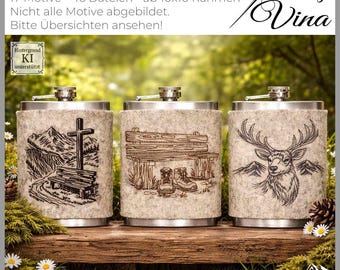Può includere: Tre fiaschette in acciaio inossidabile con fodere in feltro ricamate con scene all'aperto. I disegni includono una croce e una panchina, un rifugio in legno con stivali e un cervo con montagne. Le fiaschette sono esposte su una superficie di legno.
