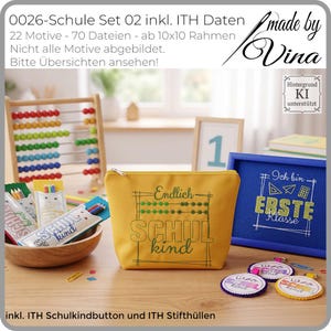 Könnte beinhalten: Ein gelbes Reißverschlussetui mit grüner Stickerei Endlich SCHULkind und Abakus-Motiv. Das Set enthält kleine bestickte Stifteetuis, runde bestickte Buttons und einen blauen Bilderrahmen mit dem Text Ich bin ERSTE Klasse.