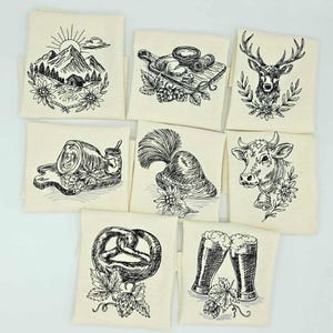 Acht quadratische, cremefarbene Stoffstücke mit verschiedenen gestickten Alpenmotiven wie Brezel, Hirsch, Tuba und Hütte.

Eight square cream-colored fabric pieces showcasing various embroidered alpine motifs like pretzel, stag, tuba, and cabin.