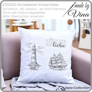 Könnte beinhalten: Weißes quadratisches Kissen mit einer schwarzen Strichzeichnung eines Leuchtturms, eines Segelboots und dem deutschen Text "Küstenliebe". Das Kissen trägt auch den Text "made by Vina" und "Doro-Collection".