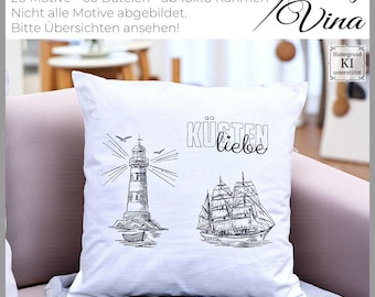 Può includere: Cuscino quadrato bianco con un disegno a tratto nero di un faro, una barca a vela e il testo tedesco "Küstenliebe". Il cuscino ha anche il testo "made by Vina" e "Doro-Collection".