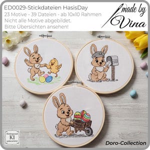 Könnte beinhalten: Drei bestickte Reifen mit Osterhasen-Designs. Einer zeigt einen Hasen mit einem Küken und Ostereiern, ein anderer einen Hasen mit einem Briefkasten und der dritte einen Hasen mit einer Schubkarre voller Eier. Der Text "ED0029-Stickdateien HasisDay" steht oben.