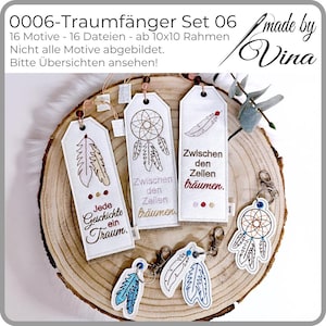 Könnte beinhalten: Ein Set bestickter Traumfänger-Lesezeichen und Schlüsselanhänger. Die Lesezeichen zeigen Feder- und Traumfänger-Designs mit deutschem Text. Die Schlüsselanhänger haben ähnliche Designs. Die Artikel werden auf einer Holzscheibe präsentiert.