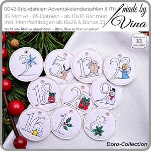 Könnte beinhalten: Weiße, bestickte Weihnachts-Adventskalenderanhänger mit Zahlen und festlichen Designs. Jeder Anhänger zeigt eine andere Zahl und ein passendes weihnachtliches Bild, wie eine Schneeflocke, ein Rentier oder ein Schneemann. Die Anhänger sind rund.