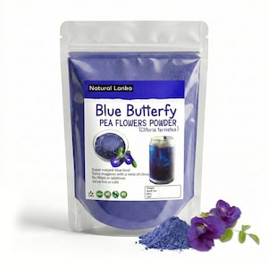 Peut inclure: Un sachet transparent rempli de poudre bleue, étiqueté "Blue Butterfly Pea Flowers Powder". L'étiquette comprend du texte et des images du produit. Un petit tas de poudre et des fleurs violettes sont devant.