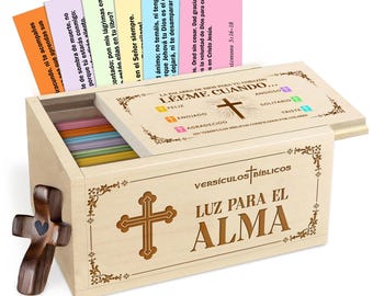 Könnte beinhalten: Ein Holzbox-Set mit farbenfrohen Bibelverskarten. Die Box hat ein Kreuzdesign und die Worte "Luz Para El Alma" sind sichtbar. Ein Holzkreuz ist an der Seite befestigt.