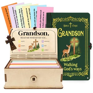 Könnte beinhalten: Eine Holzkiste mit Scharnierdeckel, die farbenfrohe Karten mit inspirierenden Botschaften enthält. Die Kiste ist mit "Grandson, READ ME WHENEVER YOU..." beschriftet und zeigt ein Kreuz und eine Hirschillustration. Ein grünes Buch mit dem Wort "Grandson" ist ebenfalls sichtbar.