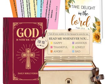 Könnte beinhalten: Eine Sammlung religiöser Artikel, darunter eine weinrote Bibel mit goldfarbenen Buchstaben, eine Holzkiste mit bunten Karten und ein Holzkreuz. Die Bibel trägt die Aufschrift "GOD IS WITH YOU ALWAYS" und "DAILY BIBLE VERSE". Die Box trägt den Text "READ ME WHENEVER YOU..." und "Cast all your anxiety on him because he cares for you".