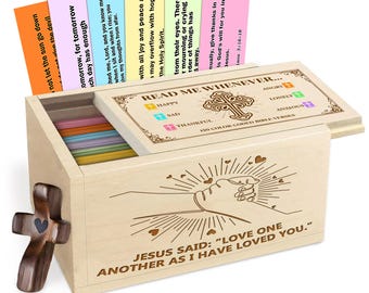 Könnte beinhalten: Eine Holzkiste mit Scharnierdeckel, die farbcodierte Bibelverse enthält. Die Kiste hat einen kreuzförmigen Griff und den Text "READ ME WHENEVER..." und "JESUS SAID: 'LOVE ONE ANOTHER AS I HAVE LOVED YOU.'" Mehrere farbige Karten sind sichtbar.