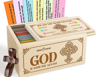 Könnte beinhalten: Eine Holzkiste mit dem Text "GOD IS WITH YOU ALWAYS" und einem Kreuzdesign. Die Kiste enthält farbige Karten mit Bibelversen. Ein Holzkreuz mit einem Herzen befindet sich an der Seite. Die Kiste ist mit "READ ME WHENEVER..." beschriftet.