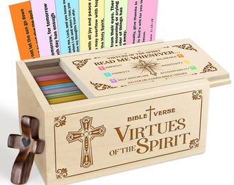 Könnte beinhalten: Ein Holzkasten-Set mit Bibelversen, betitelt "Tugenden des Geistes". Die Box enthält farbenfrohe Karten mit Schriftzitaten. Ein Holzkreuz ist an der Seite befestigt. Der Deckel lautet "Lies mich wann immer..." und listet Tugenden auf.