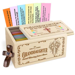 Peut inclure: Un coffret en bois avec un couvercle à charnière, avec les mots "Granddaughter, Read Me Whenever..." et "Sweet Blessing from Above." La boîte contient des cartes de versets bibliques colorées et une croix en bois.