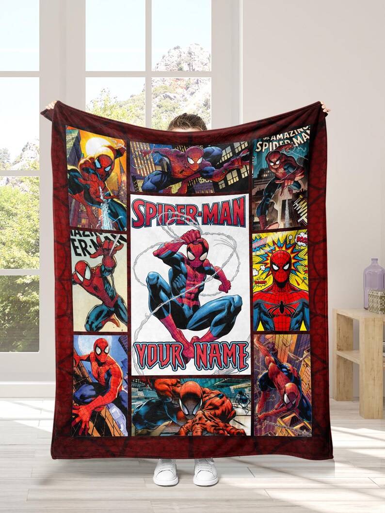 Op de afbeelding: Een bordeauxrode Spider-Man-deken met een collage van stripboekpanelen. Het centrale paneel toont Spider-Man met de tekst "YOUR NAME". De deken heeft een rode rand.